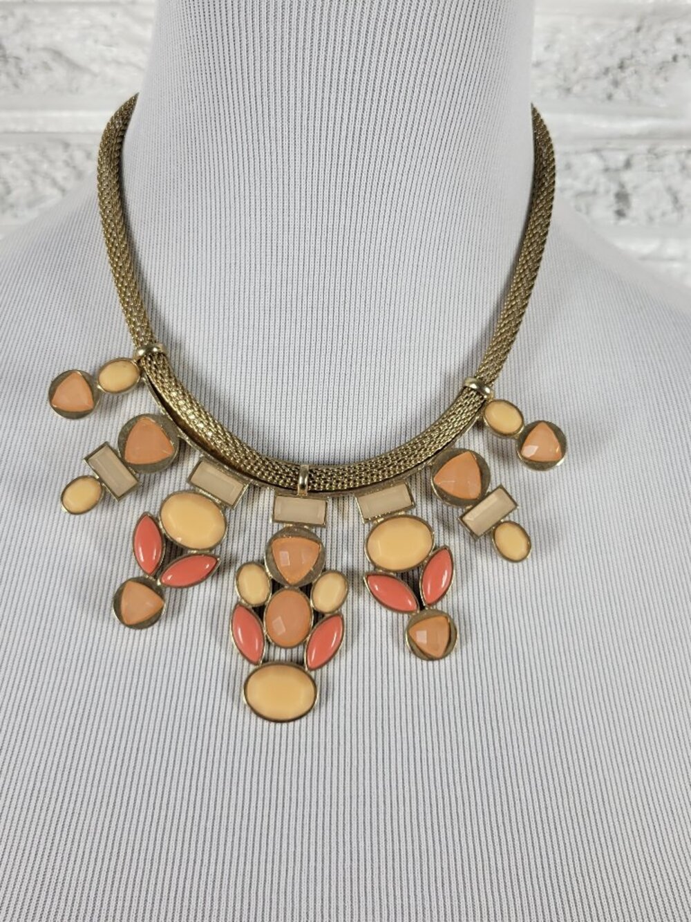Metaphor Gold Tone Mesh Collar Necklace Peach Coral Cabochon Bib Statement N10E